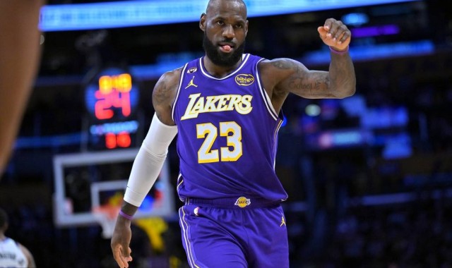 出场就是神！詹姆斯单核领军砍三双 揽下湖人前23分