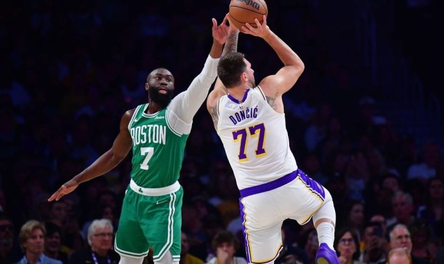 杰伦布朗32+8+7 东契奇25分詹姆斯20分湖人负绿军